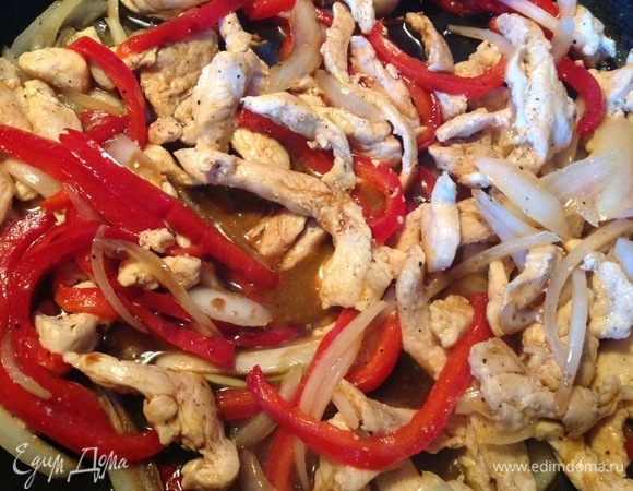 Теперь добавляем соевый соус (1 ст. л.) и мед (1 ч. л.), все мы знаем, что мед лучше не нагревать, если вы принципиально против нагрева меда, то замените его на 1 ч. л. сахара, продолжаем на большом огне жарить, постоянно помешивая.
Теперь добавляем нарезанные полосками  овощи: болгарский перец красный или желтый и белый сладкий салатный лук или порей. Помешивая, обжариваем до состояния al dente овощей. Я овощи перетушила, на фото видно, что они не al dente, потому что сначала добавила овощи, а потом соевый соус с медом, перепутала последовательность, вам же я написала правильную последовательность. В следующий раз обязательно сделаю правильную последовательность, это важно в этом блюде.