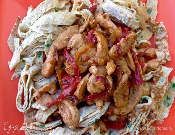 Снимаем с огня, все готово.
Подача может быть любая, можно свернуть в рулет и нарезать порционно на роллы, подавать с васаби и маринованным имбирем.
Я выбрала более простую подачу в виде омлетного салата. Свернула омлеты в рулеты и нарезала, как на широкую лапшу.
Подавала тоже с васаби и маринованным имбирем, если скручивать в роллы, то к подаче можно добавить еще соевый соус.