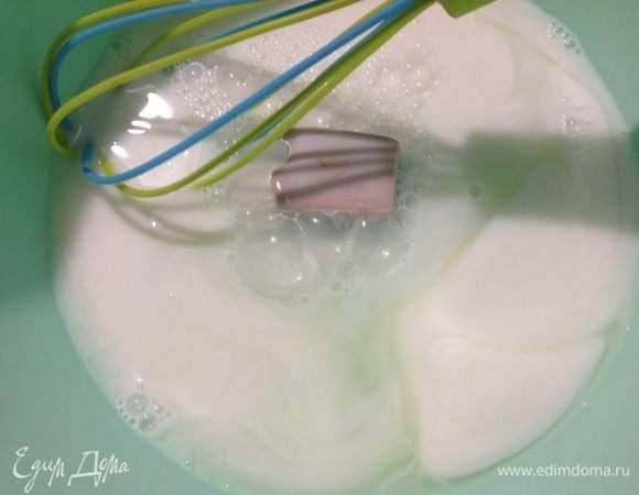 Опара. Смешать молоко с сывороткой, нагреть до теплого состояния, не горячего! И развести там дрожжи.