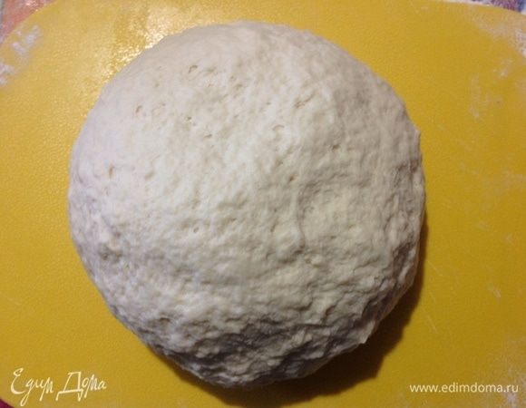 Через 30 мин. добавить в опару соль (1 ч. л.), 80 г теплого растопленного масла (не горячего!), размешать и просеять 500 г муки. Месить тесто 10 минут. Тесто перестает липнуть к рукам и становится эластичным.
Затем кладем тесто в миску, затягиваем пленкой и в теплое место на 1,5 часа.
