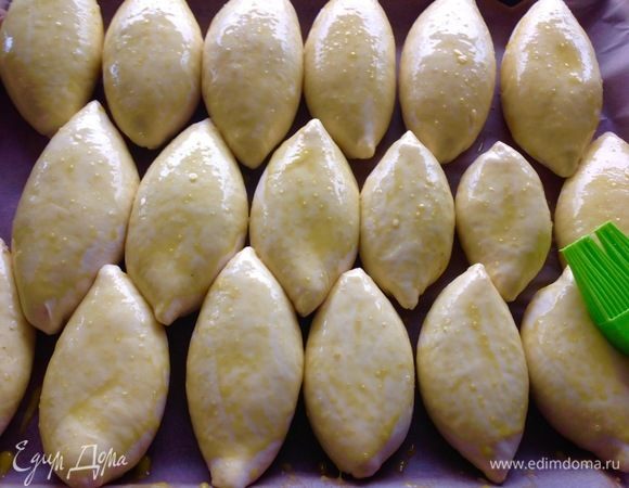 Жарим противни с пирожками по очереди, перед выпечкой смазываем противень с пирожками желтком.