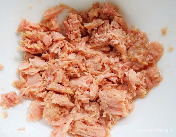 Для этого салата тунец нужен в собственном соку, не в масле. Тунца размять вилкой (лишнюю жидкость слить).