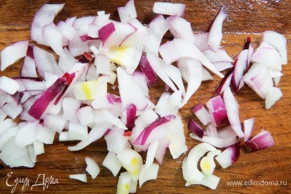 Сладкий салатный лук мелко нарезать.