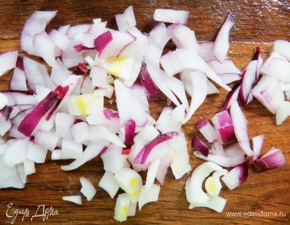 Сладкий салатный лук мелко нарезать.