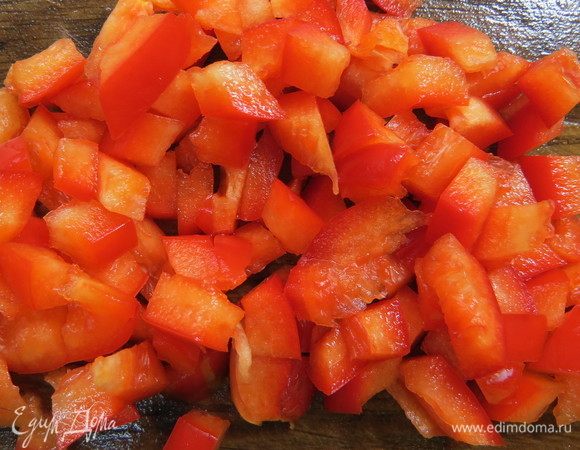 Перец нарезать некрупным кубиком.