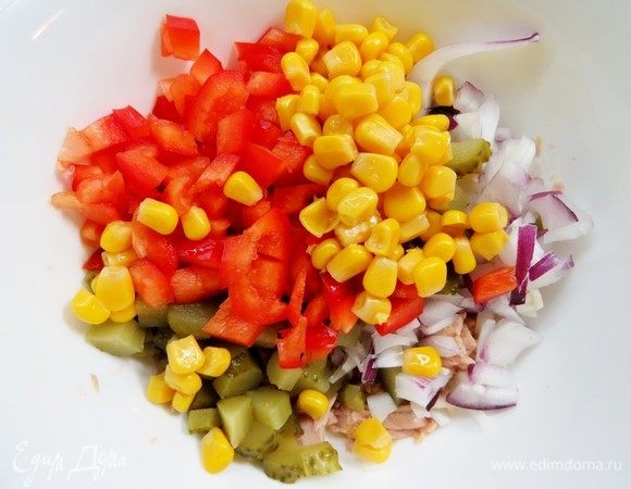 Добавить нарезанные огурцы, перец и консервированную кукурузу в миску с тунцом, перемешать. Для заправки в майонез добавить кетчуп, перемешать до однородности, заправить салат. 
