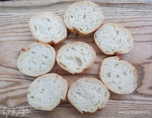 Багет нарезать кружочками.
Куриные яйца предварительно отварить. 