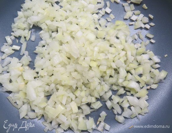 Лук мелко нарезать и обжарить на оливковом масле до легкой золотистости. 