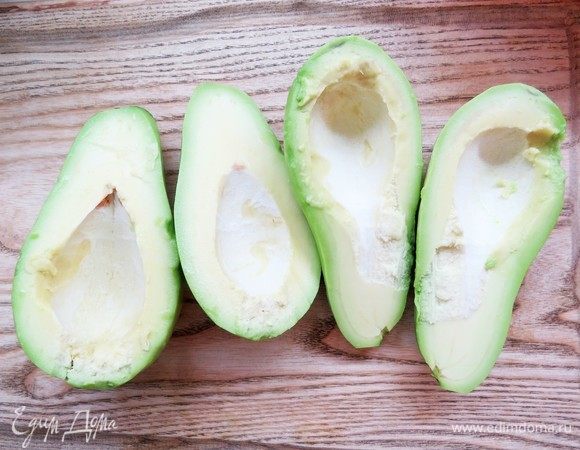 Авокадо почистить, извлечь косточку.