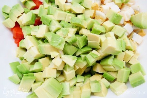 Очищенное авокадо нарезать кубиками и добавить к остальным ингредиентам.