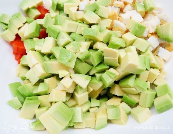 Очищенное авокадо нарезать кубиками и добавить к остальным ингредиентам.