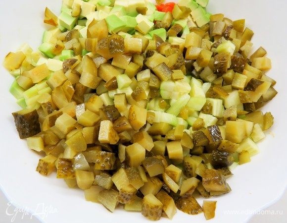 Соленые и свежий огурцы нарезать кубиками, добавить к остальным ингредиентам.