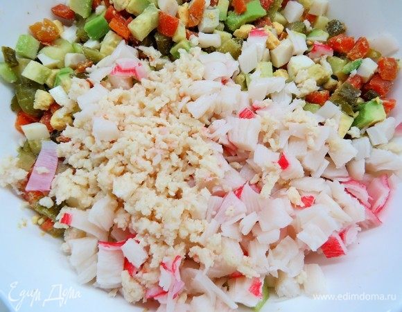 Режем некрупным кубиком крабовое мясо. Вместо крабового мяса можно использовать также раковые шейки, креветки или мясо криля. 