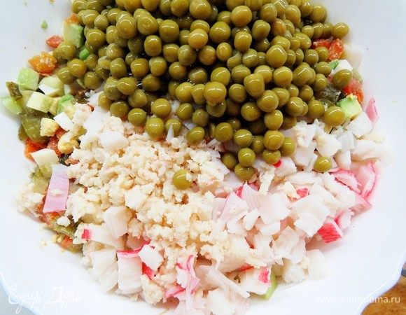 В самом конце добавить зеленый горошек, хорошо перемешать все ингредиенты. 