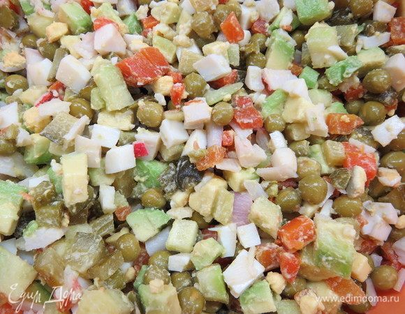 Для заправки в майонез добавить немного васаби по вкусу. Если не любите васаби, этот шаг можно опустить. Заправить салат, посолить по вкусу.