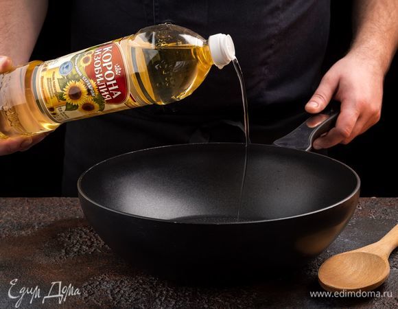 Обжарьте на рафинированном подсолнечном масле ТМ «Корона изобилия» чеснок и лук.