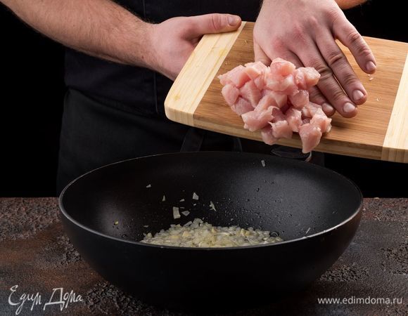 Добавьте куриное филе. Жарьте до готовности.