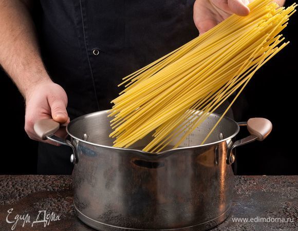 Тем временем в подсоленной воде отварите спагетти до состояния аль денте.