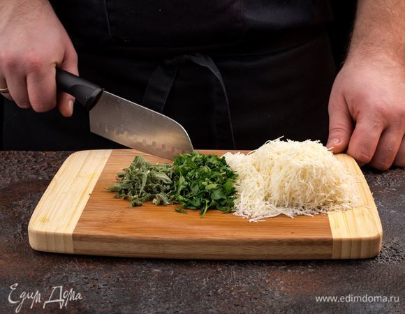 Натрите твердый сыр на мелкой терке и нарежьте шалфей.