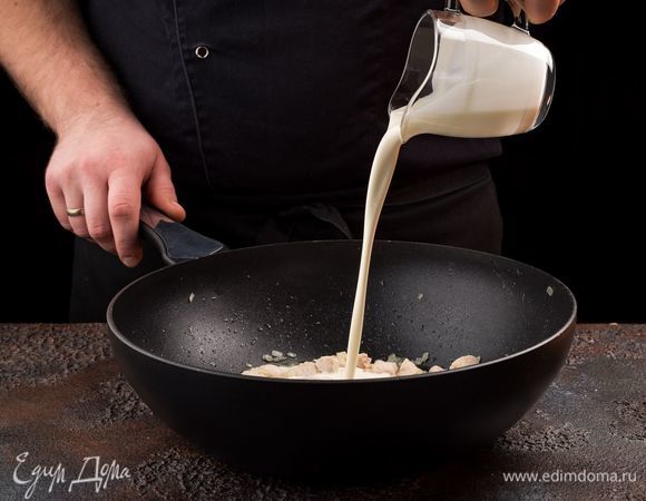 Добавьте в сковородку сливки и соль по вкусу.