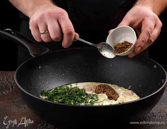 Добавьте горчицу, часть натертого сыра и шалфей. Готовьте на медленном огне.