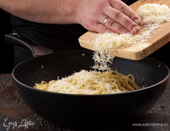 Все хорошо перемешайте и тушите 3 минуты на медленном огне. Перед подачей посыпьте пасту оставшимся сыром.