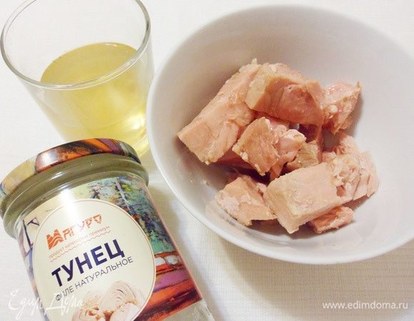 Кусочки консервированного филе тунца выложить в отдельную миску. Сок от рыбы слить в отдельную емкость.