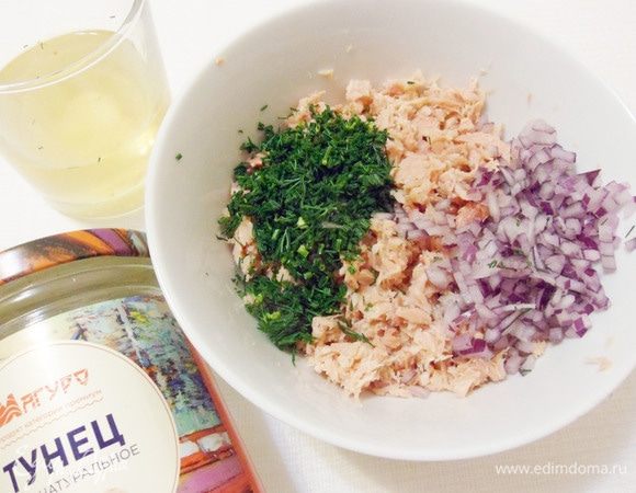Размять вилкой консервированного тунца ТМ «Магуро», добавить измельченные салатный лук и зелень укропа, 2 столовые ложки сока от рыбы и молотый перец.