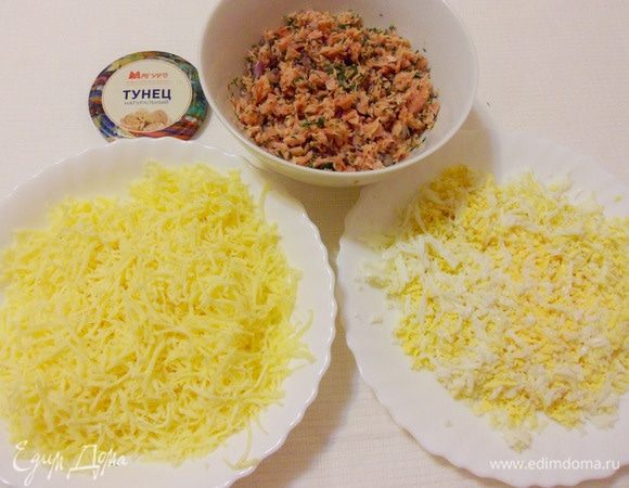 Отварные яйца очистить и натереть на мелкой терке. Твердый сыр также натереть на мелкой терке.