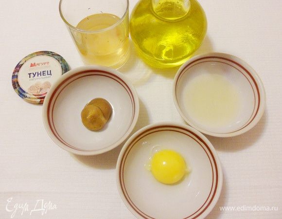 Для приготовления домашнего майонеза понадобятся: желток, рафинированное подсолнечное масло, горчица, лимонный сок и щепотка соли.