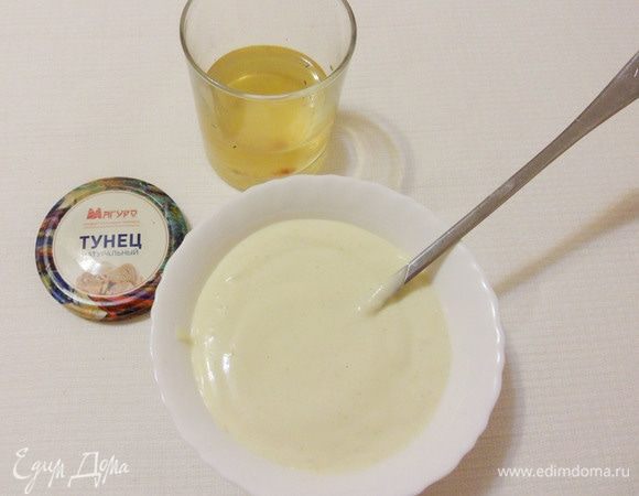 В готовый майонез добавить оставшийся сок от рыбы и хорошо перемешать.