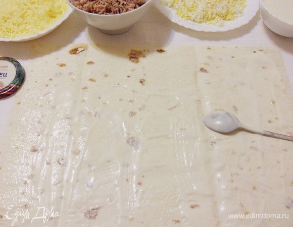 Из лаваша вырезать 3 прямоугольника (у меня размером 20х30 см). Взять первый лист и промазать его небольшим количеством майонеза.