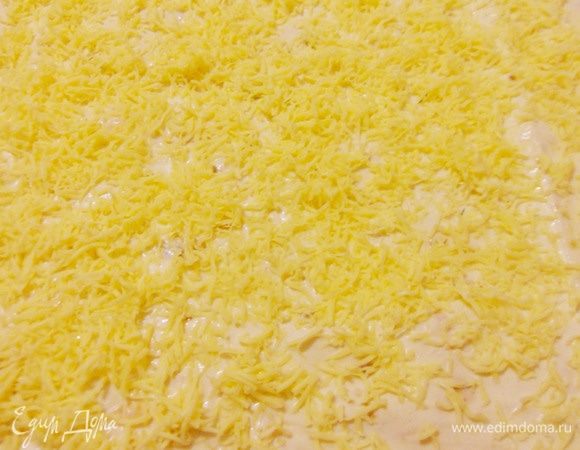 Накрыть вторым листом лаваша. С ним поступаем так же, как и с первым — промазать майонезом и посыпать тертым сыром.