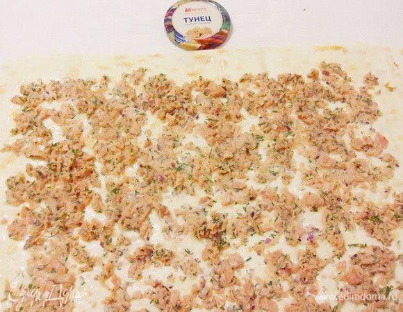 Накрыть третьим листом, промазать майонезом и равномерно распределить рыбную начинку.