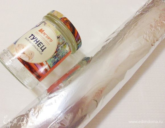 Завернуть рулет в фольгу и убрать в холодильник. Очень удобно готовить этот рулет накануне праздника и нарезать к приходу гостей. Я оставила рулет в холодильнике на ночь.