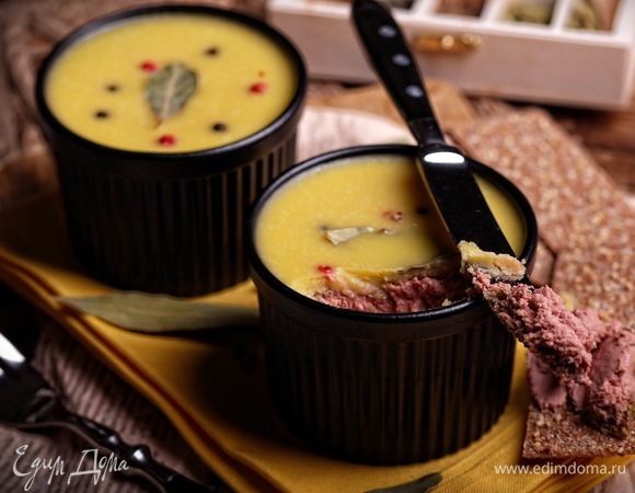 Из приправ я беру: соль, черный молотый перец, молотый мускатный орех, перец черный и розовый горошком и листики лаврового листа. Запекать этот паштет можно в любых стеклянных баночках (потому что запекаем мы на водяной бане), я использовала жаропрочные рамекины по 300 мл каждый (в итоге получилось 3 таких рамекина).