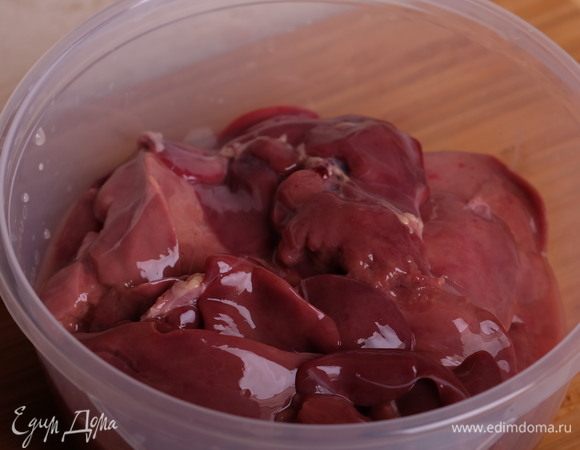 Разогрейте духовку до 160°С. Печень хорошо промойте в холодной воде. Важно использовать свежую печень, иначе паштет может получиться горьким. Некоторые вымачивают печень в молоке — я никогда так не делаю, потому что всегда беру только свежую печень.
