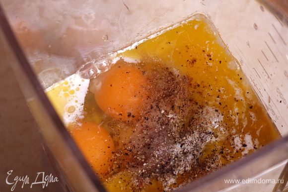 В чашу блендера сложите печень, яйца, 75 г растопленного сливочного масла, сливки, коньяк (если используете), яйца и специи.