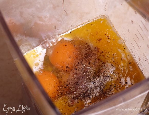 В чашу блендера сложите печень, яйца, 75 г растопленного сливочного масла, сливки, коньяк (если используете), яйца и специи.