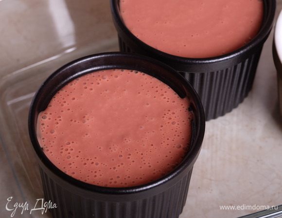 Разлейте массу по формам для запекания (желательно, процедить массу через сито). Установите их в большую жаропрочную форму и залейте кипятком так, чтобы уровень кипятка доходил минимум до середины рамекина. Поставьте форму в разогретую духовку и запекайте 30 минут. Затем форму выньте из духовки и дайте остыть при комнатной температуре.