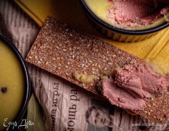 Растопите оставшиеся 75 г сливочного масла, разделите на количество формочек и разлейте сверху на паштет. Посыпьте разноцветными горошинами перца и «утопите» по лавровому листочку. Храните паштет в холодильнике. Готовый паштет можно заморозить.