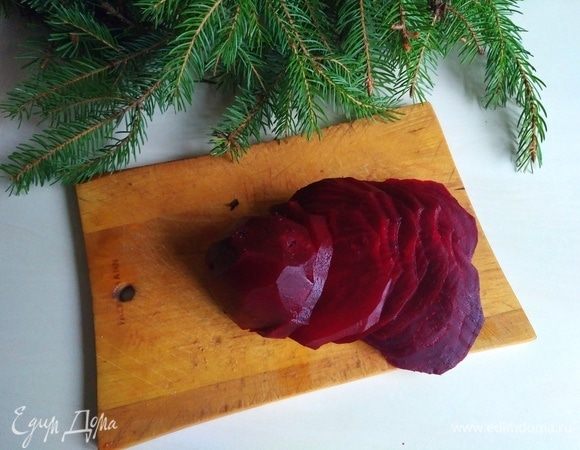 Берем вареную свеклу небольшого размера, чистим, режем тонкими кольцами.