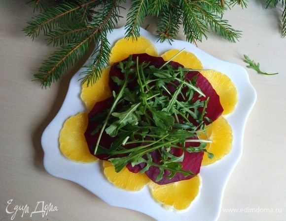 Сверху — помытую и высушенную руколу.