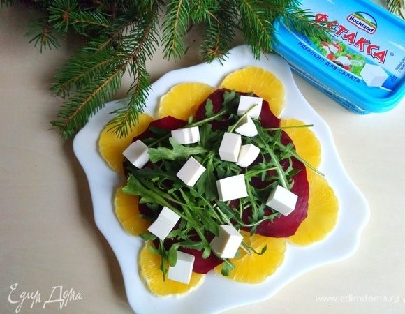 Выкладываем кубики фетаксы на руколу.