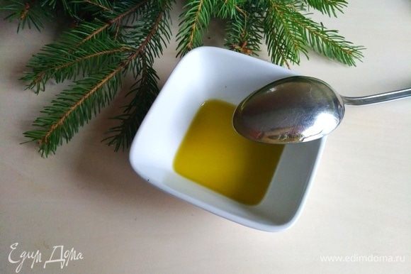 В отдельную емкость выливаем 1 ст. л. оливкового масла.