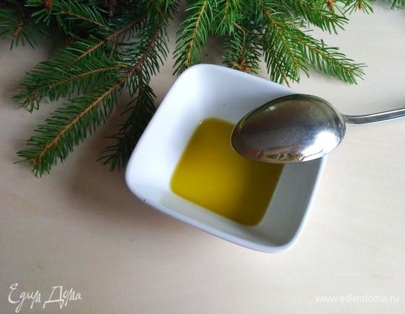 В отдельную емкость выливаем 1 ст. л. оливкового масла.