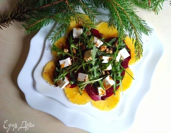 Сверху посыпаем дроблеными грецкими орехами. Вот и готов наш салат. Можно отправляться в гастрономическое путешествие. Салат получается очень легким и вкусным. Волшебного и вкусного Нового года!