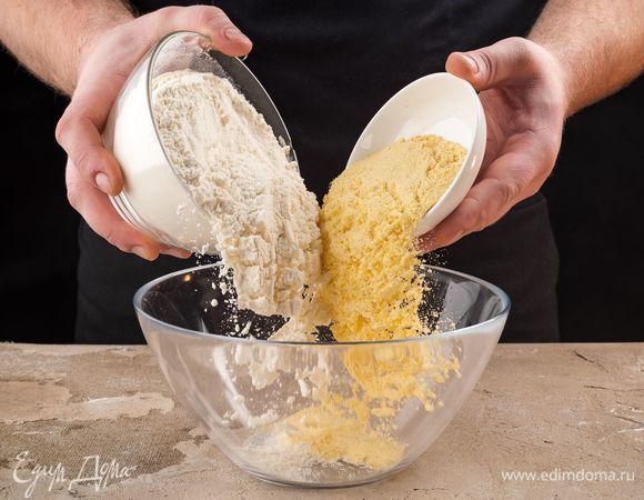 Сливочное масло растопите и оставьте остывать до комнатной температуры. Смешайте оба вида муки.
