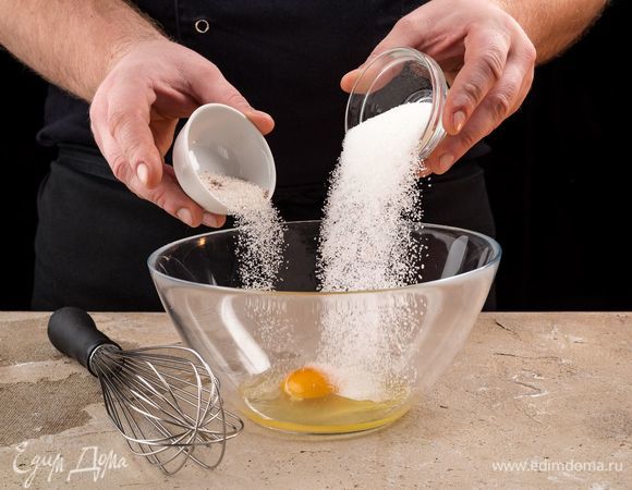 Яйцо взбейте с сахаром и ванильным сахаром до образования пены. Добавьте молоко и перемешайте.