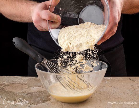 Соедините сухие ингредиенты и яично-молочную смесь. Хорошо перемешайте. 